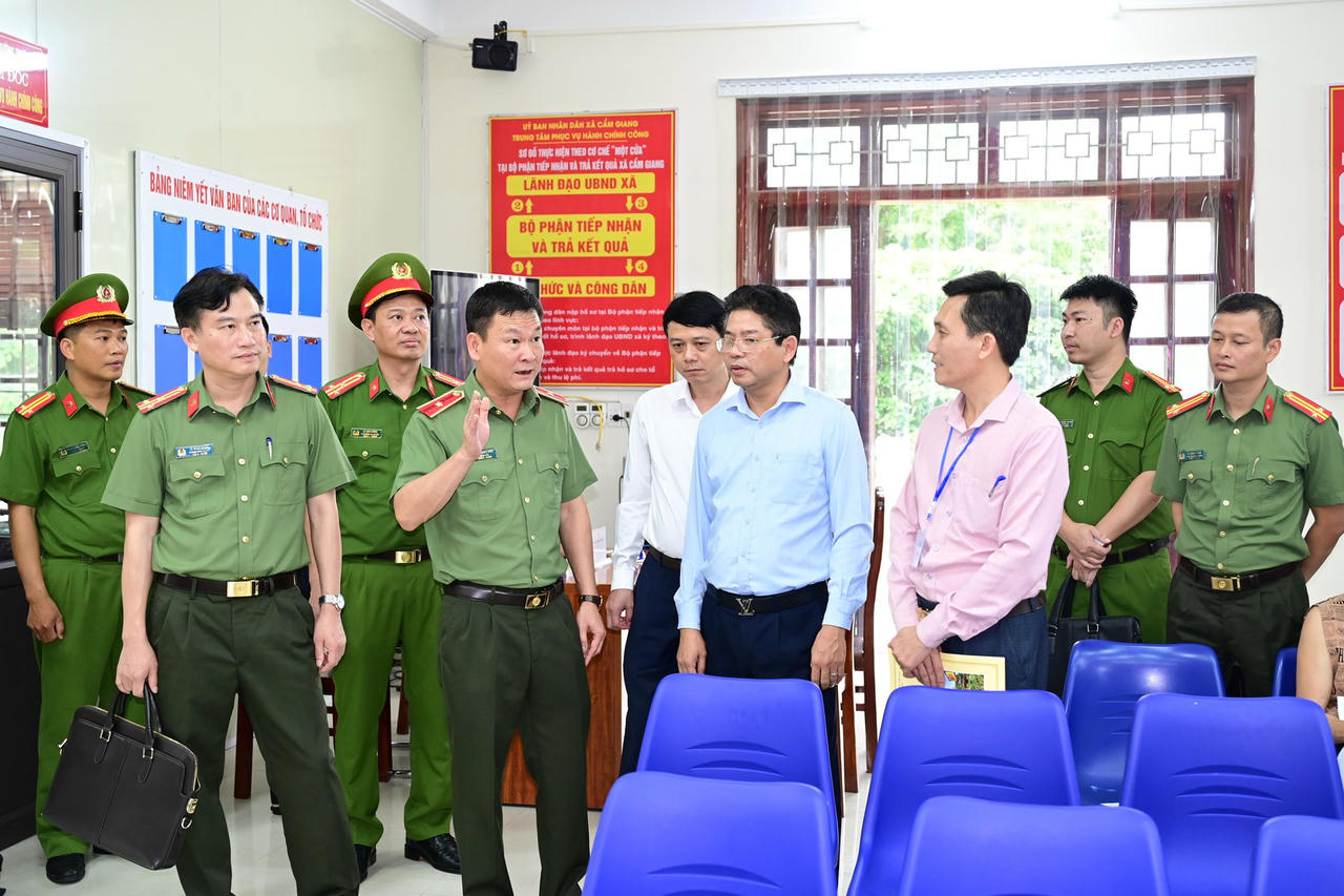 Thiếu tướng Bùi Quang Bình - Giám đốc Công an TP Hải Phòng kiểm tra công tác chuẩn bị Đại hội Đảng bộ xã Cẩm Giang và thực hiện mô hình chính quyền địa phương 2 cấp.