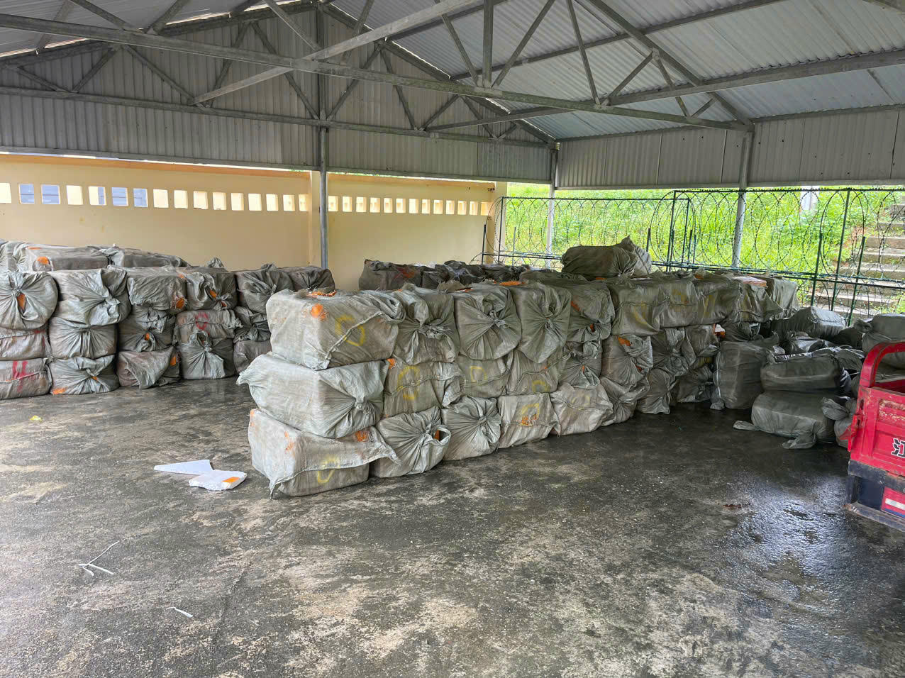 Quảng Ninh: Phát hiện hai xe chở gần 7 tấn thực phẩm đông lạnh không rõ nguồn gốc