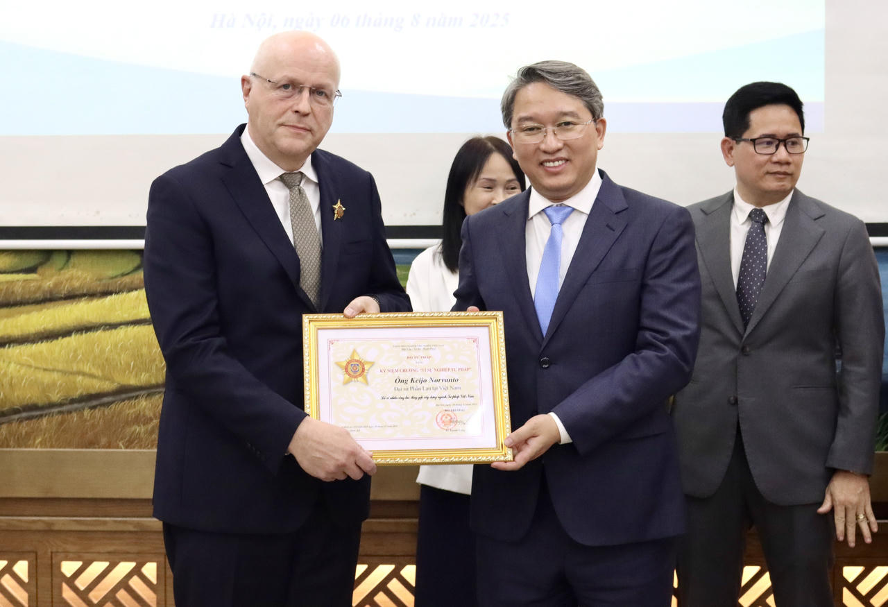 Trao Kỷ niệm chương “Vì sự nghiệp tư pháp” cho Đại sứ Phần Lan tại Việt Nam