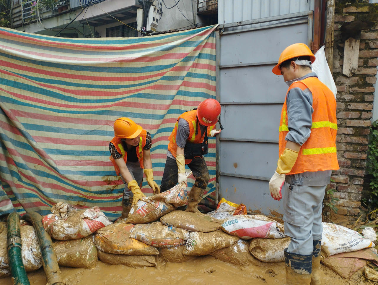 Dự án đã huy động khẩn 30 nhân sự và 5 xe hút bùn...