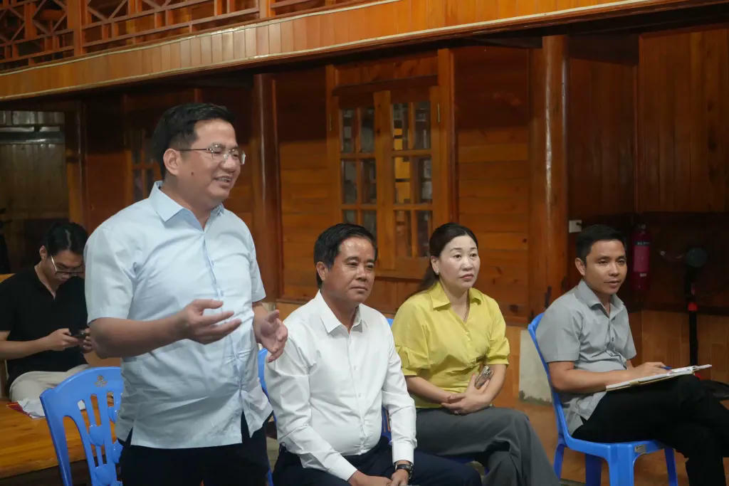 Lãnh đạo phường và các phòng, ban trực tiếp giải đáp các ý kiến của người dân đối với những vấn đề thuộc thẩm quyền.