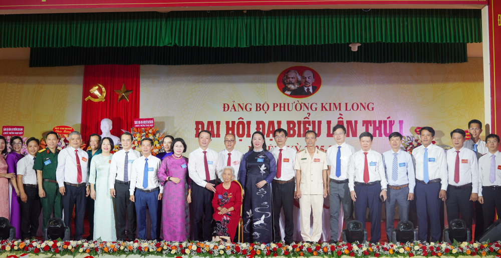 Ban Chấp hành Đảng bộ phường Kim Long khóa I, nhiệm kỳ 2025 - 2030 cùng các đại biểu chụp ảnh lưu niệm.