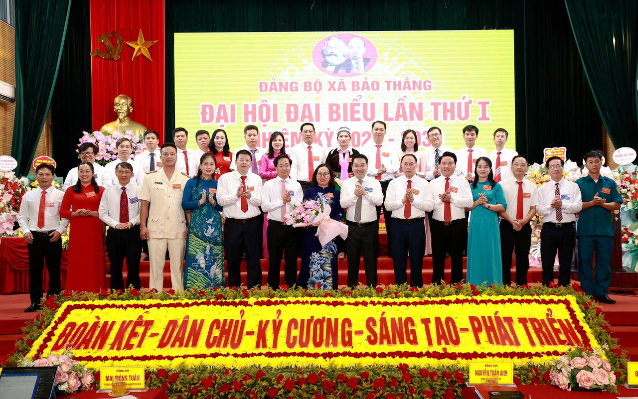 Ban Chấp hành Đảng bộ xã Bảo Thắng nhiệm kỳ 2025 - 2030 ra mắt Đại hội. (Ảnh trong bài: Báo Lào Cai).