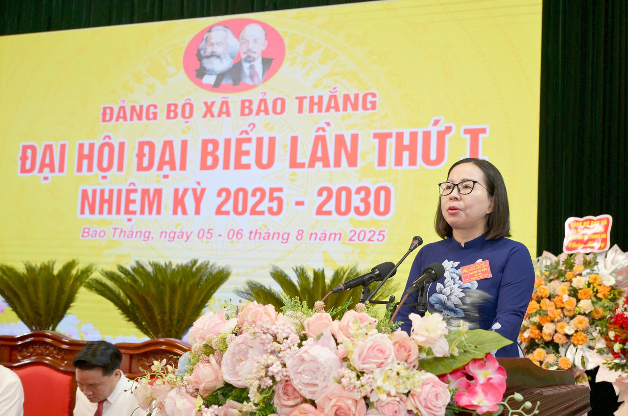 Bà Lý Thị Vinh, Bí thư Đảng ủy xã Bảo Thắng phát biểu khai mạc Đại hội.