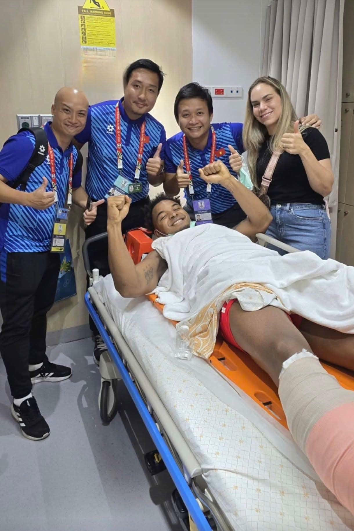 Xuân Son ăn mừng trong bệnh viện sau chức vô địch ASEAN Cup 2024 cùng đội tuyển Việt Nam (Ảnh: Rafaelson Fernandes)