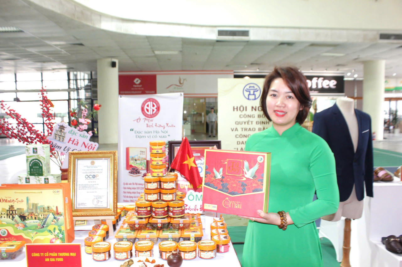 Chị Lệ - chủ thương hiệu ô mai Bách Hương Xuân trong một buổi giới thiệu sản phẩm nông sản.