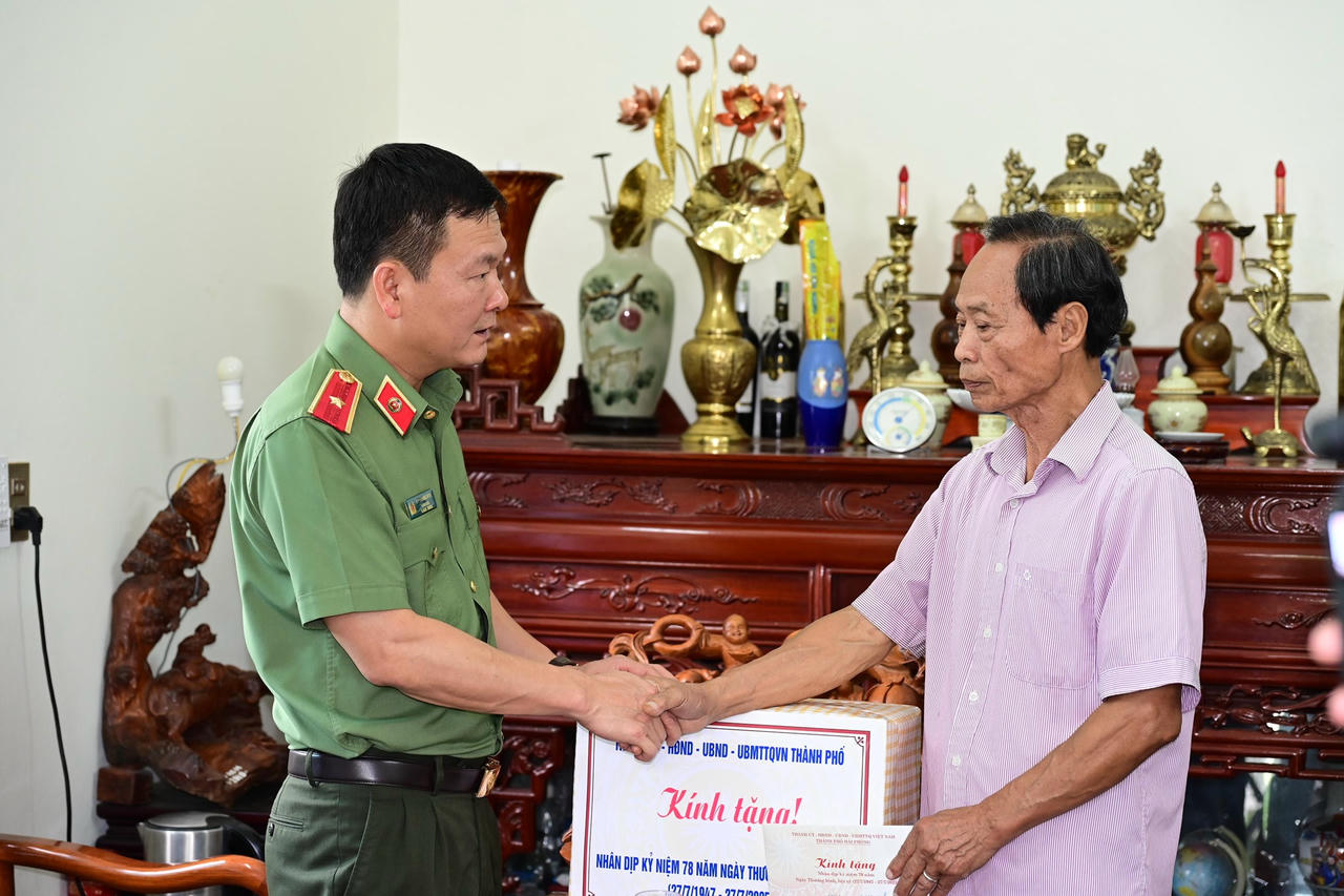 Thiếu tướng Bùi Quang Bình, Giám đốc Công an TP tặng quà, tri ân ông Vũ Bá Toát là gia đình chính sách ở xã Cẩm Giang TP Hải Phòng.

