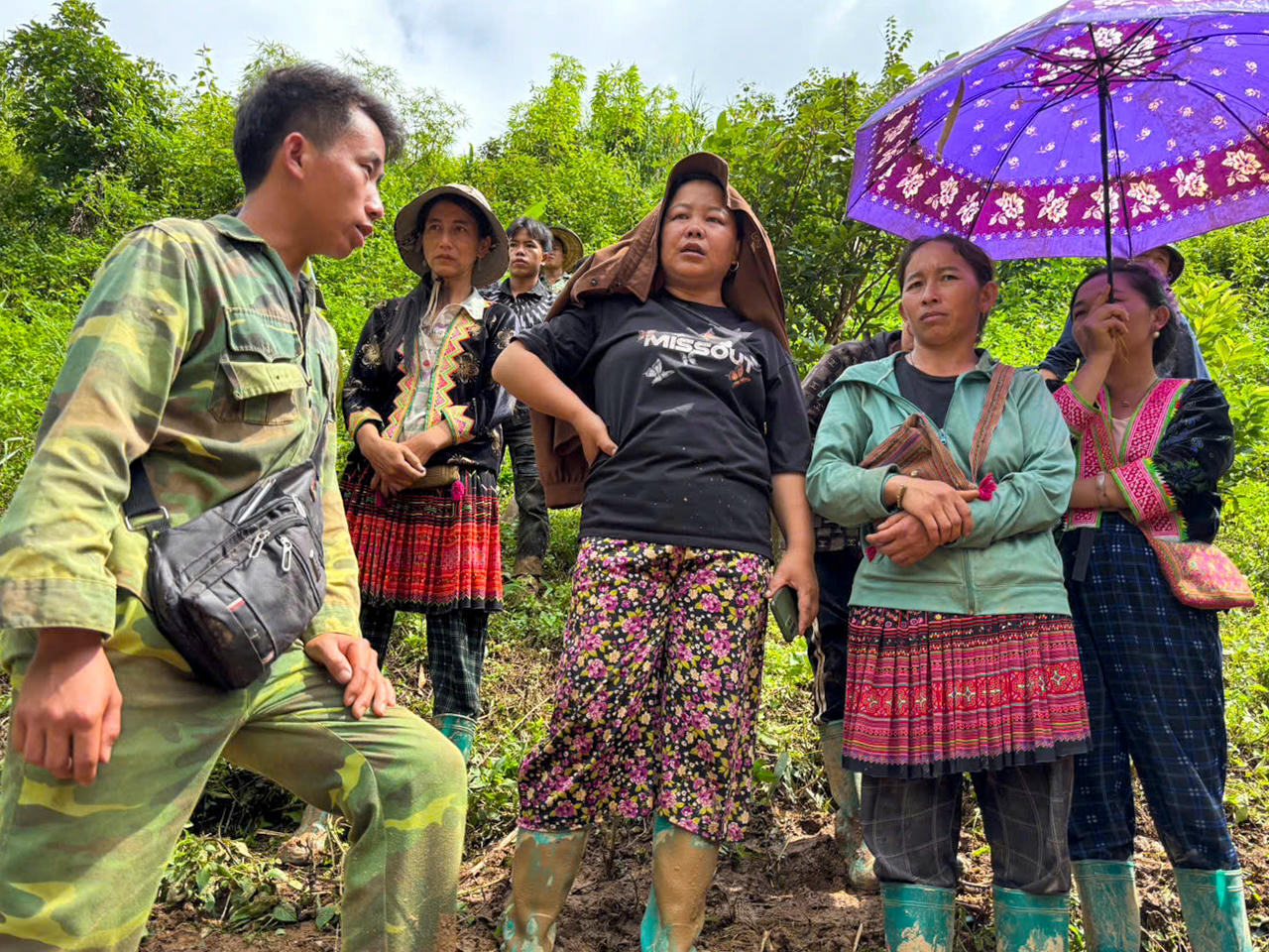 Hình ảnh Trưởng bản Mùa A Thi cùng bà con dân bản lên đồi tránh lũ (Ảnh: PV)