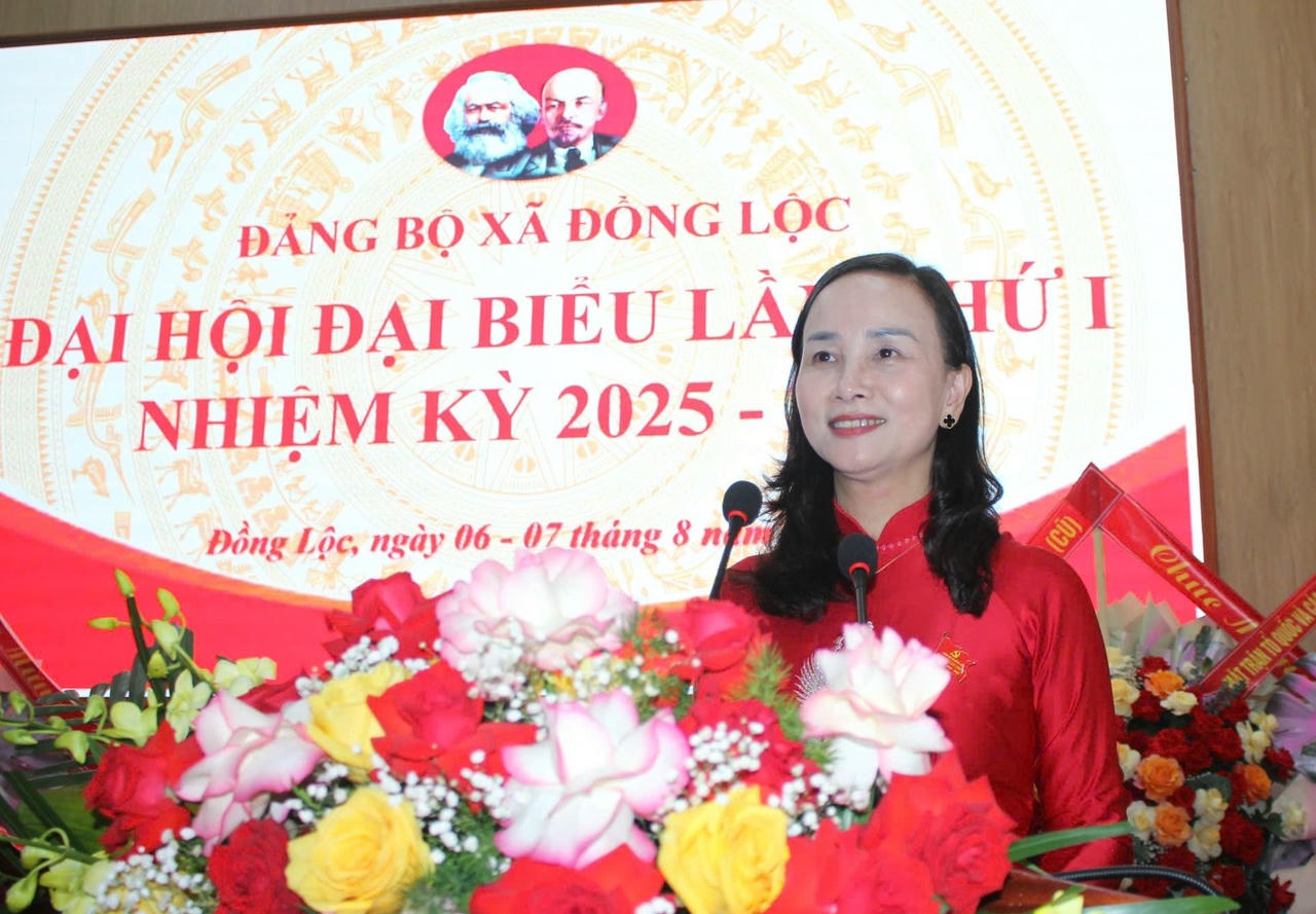 Bà Đặng Thị Quỳnh Diệp - Tỉnh ủy viên, Bí thư Đảng ủy, Chủ tịch HĐND xã Đồng Lộc trình bày báo cáo chính trị.