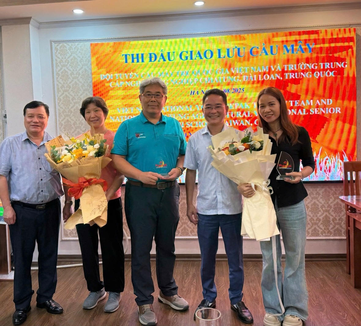 TS. Vũ Hoài Nam, Tổng Biên tập Báo Pháp luật Việt Nam tặng hoa và kỷ niệm chương của Báo Pháp luật Việt Nam cho đại diện hai đội.
