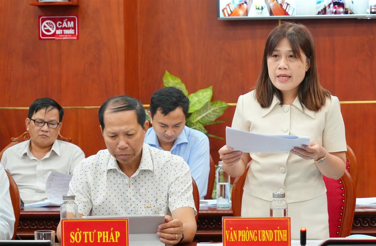 Bà Lê Thị Kim Chung - Phó Chánh Văn phòng UBND tỉnh Cà Mau thông qua dự thảo kế hoạch thực hiện thủ tục hành chính không phụ thuộc vào địa giới hành chính trên địa bàn tỉnh (Ảnh: Bích Ngọc).