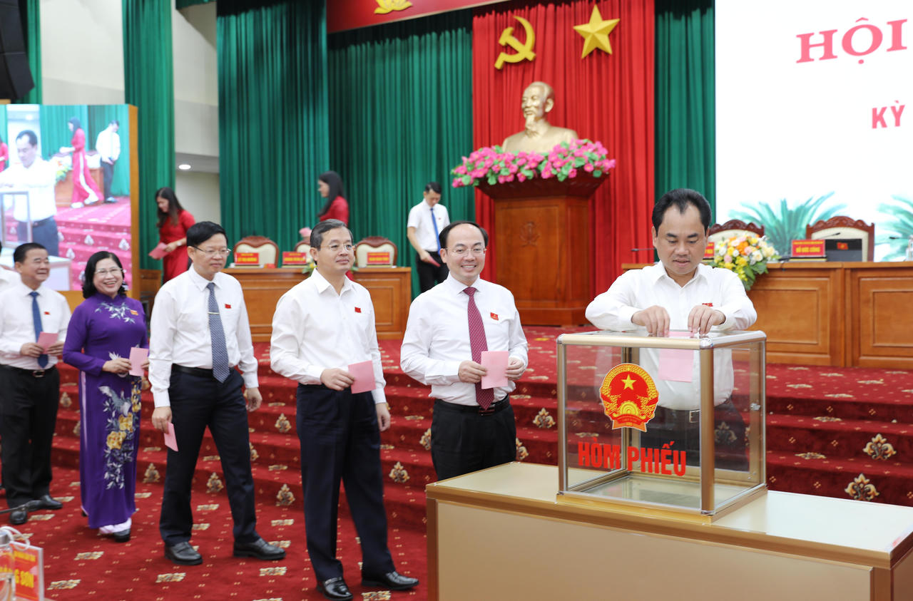 Các đại biểu bỏ phiếu bầu chức danh Phó Chủ tịch UBND tỉnh Thái Nguyên.