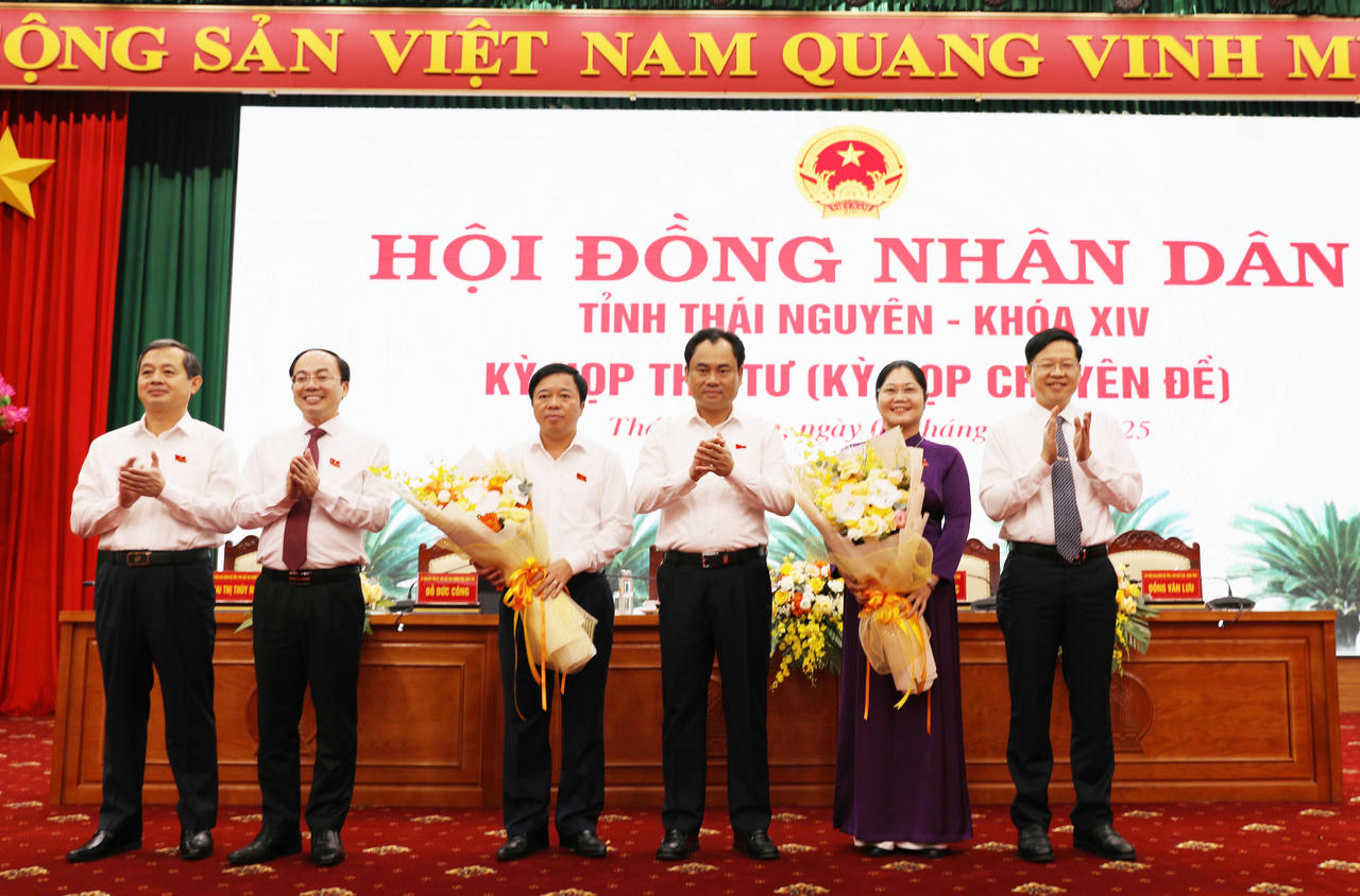 Lãnh đạo tỉnh Thái Nguyên tặng hoa chúc mừng bà Hoàng Thu Trang, ông Bùi Văn Lương.