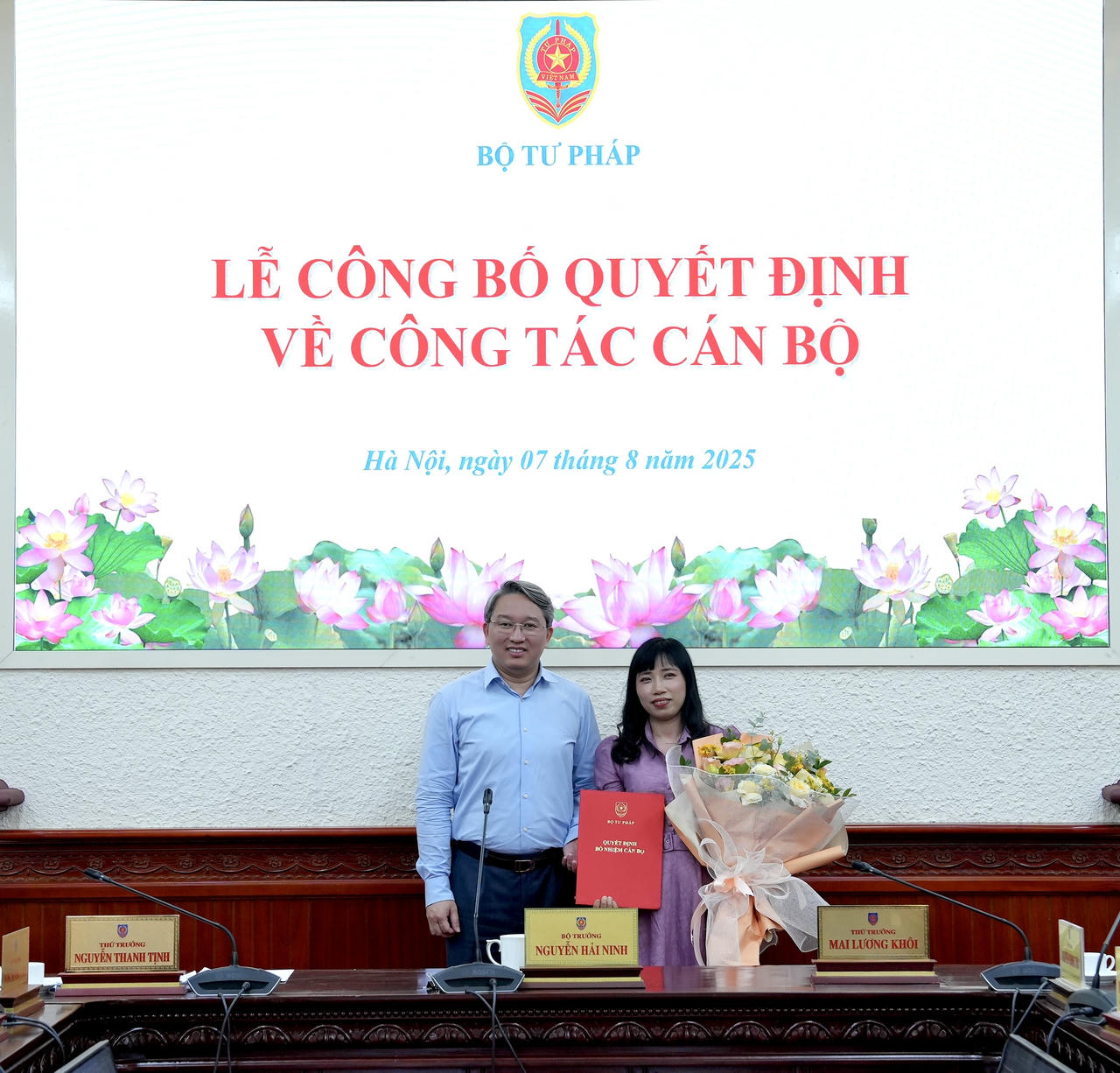 Bộ trưởng Nguyễn Hải Ninh trao quyết định điều động cho đồng chí Nguyễn Thị Thanh