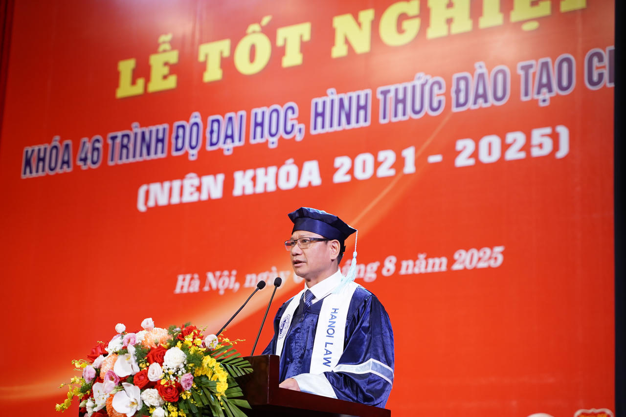 TS. Nguyễn Triều Dương - Trưởng phòng Phòng Đào tạo đại học báo cáo tại buổi lễ.
