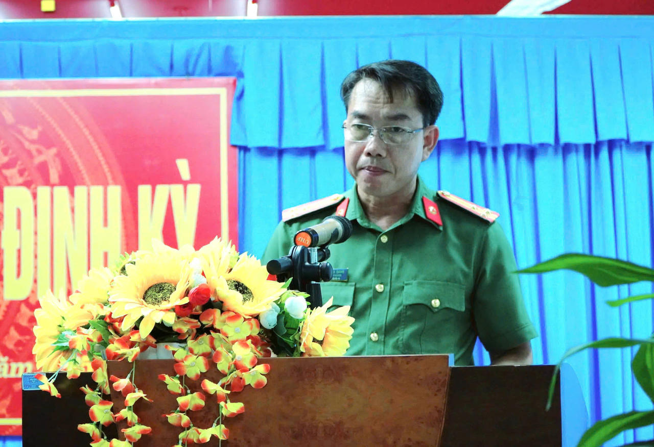 Ông Phan Văn Sang, Trưởng Phòng công tác chính trị Công an tỉnh An Giang phát biểu tại cuộc họp.
