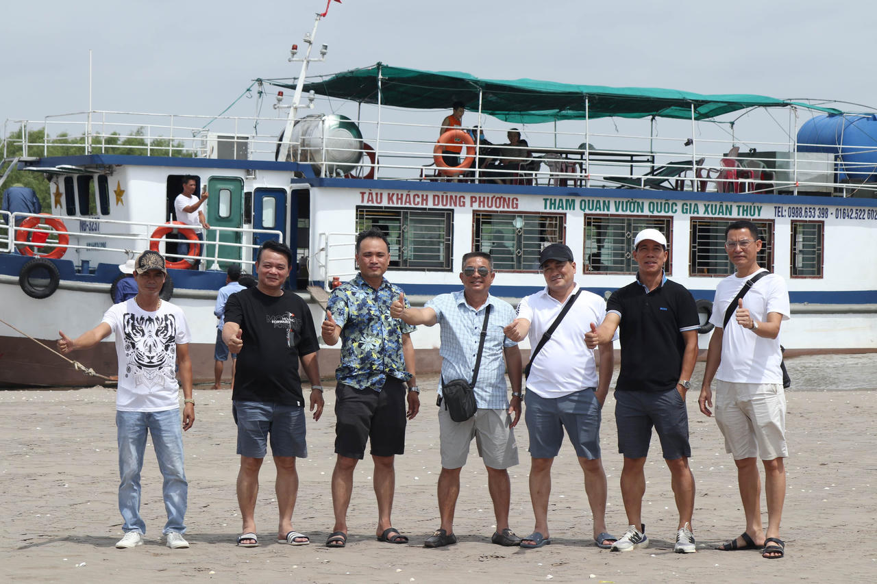 Du khách tham gia trải nghiệm khám phá du lịch tại Vườn Quốc gia Xuân Thủy