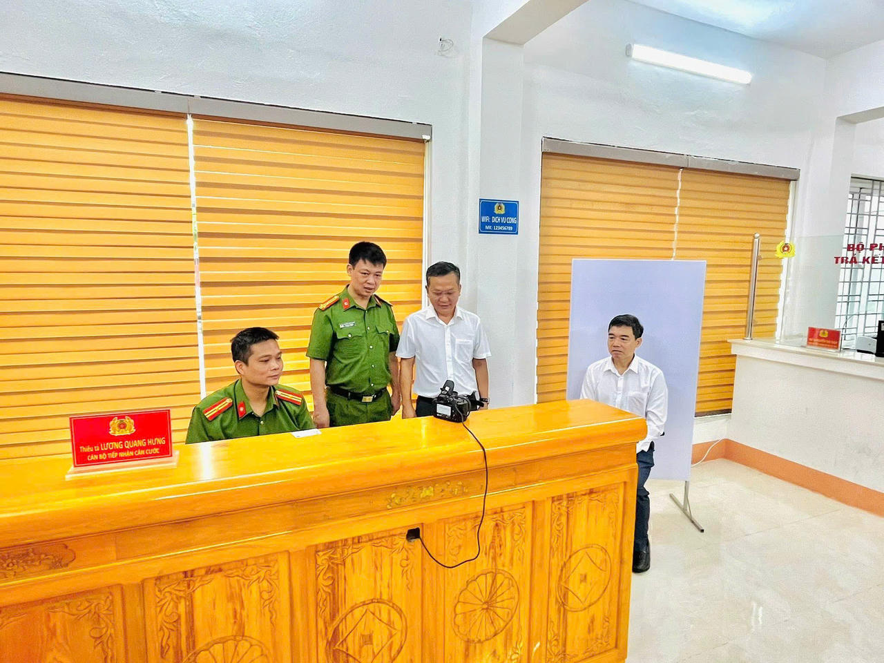 Công an phường Lào Cai mở đợt cao điểm tổ chức thu nhận hồ sơ cấp thẻ cho Đảng viên trên địa bàn phường.