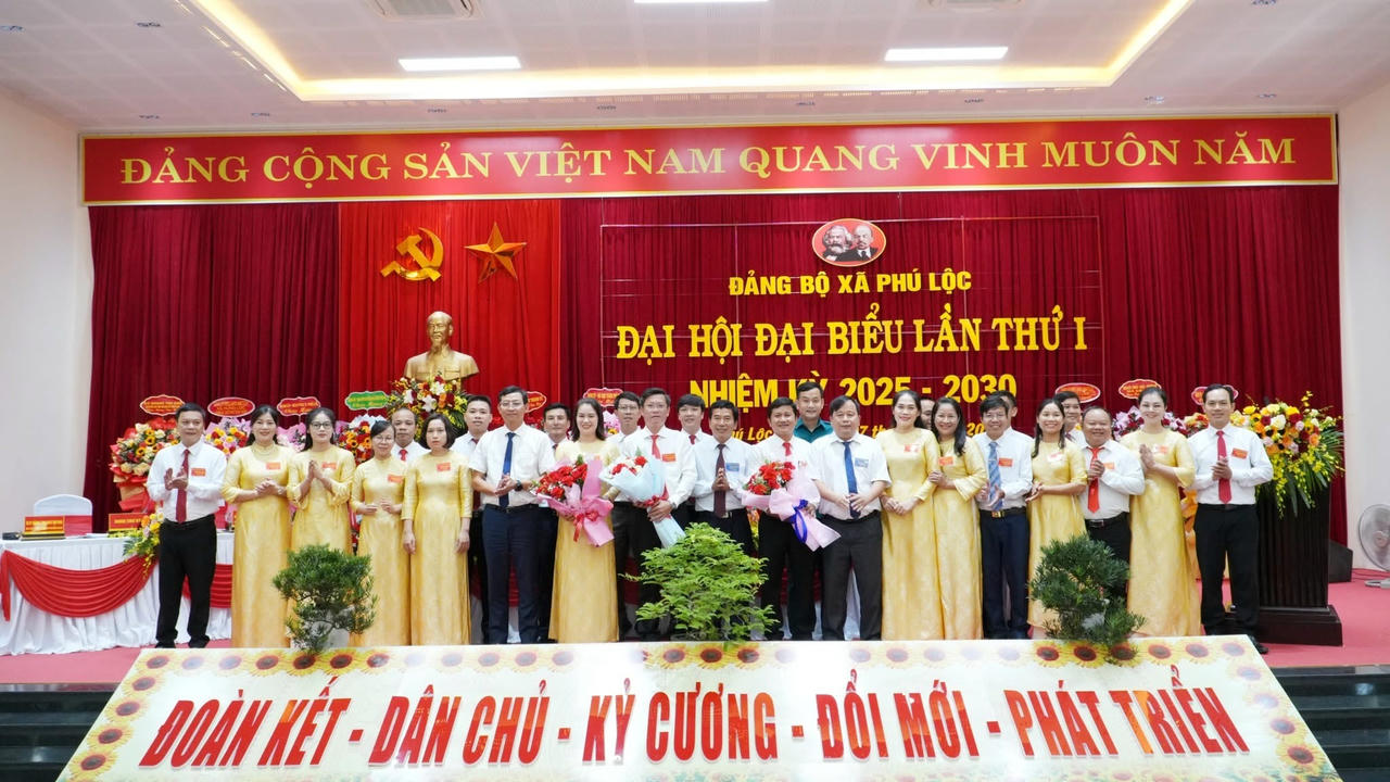 Ông Đặng Ngọc Trân - Ủy viên Ban Thường vụ, Trưởng ban Nội chính Thành ủy tặng hoa Ban Chấp hành Đảng bộ xã nhiệm kỳ 2025 - 2030.