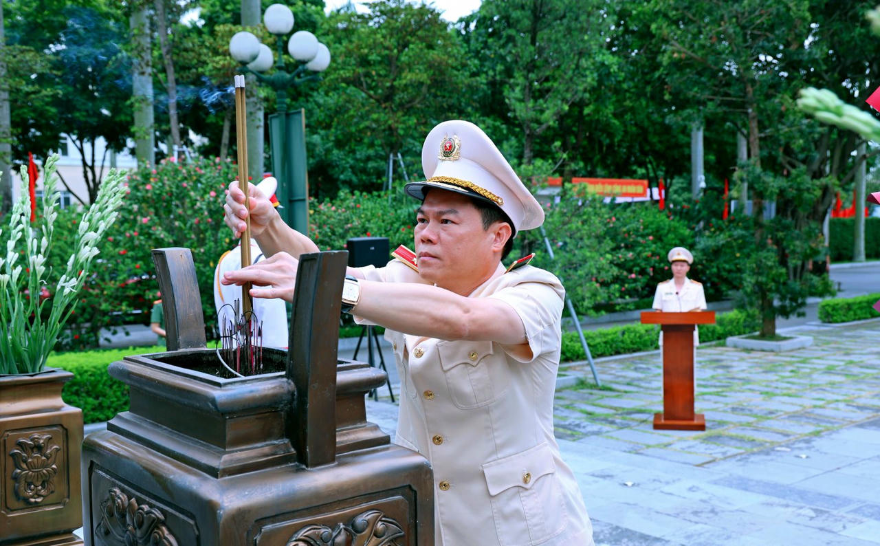 Thiếu tướng Nguyễn Hữu Mạnh - Giám đốc Công an tỉnh Ninh Bình dâng hoa, dâng hương trước tượng đài Chủ tịch Hồ Chí Minh (Ảnh: CANB)