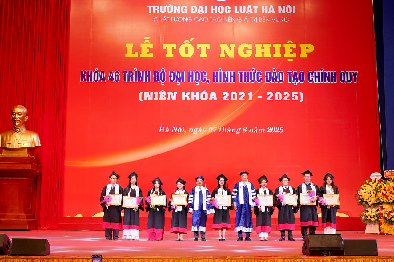 Trường Đại học Luật Hà Nội: Bế giảng khoá 46 hệ Đại học chính quy Trường Đại học Luật Hà Nội: Bế giảng khoá 46 hệ Đại học chính quy