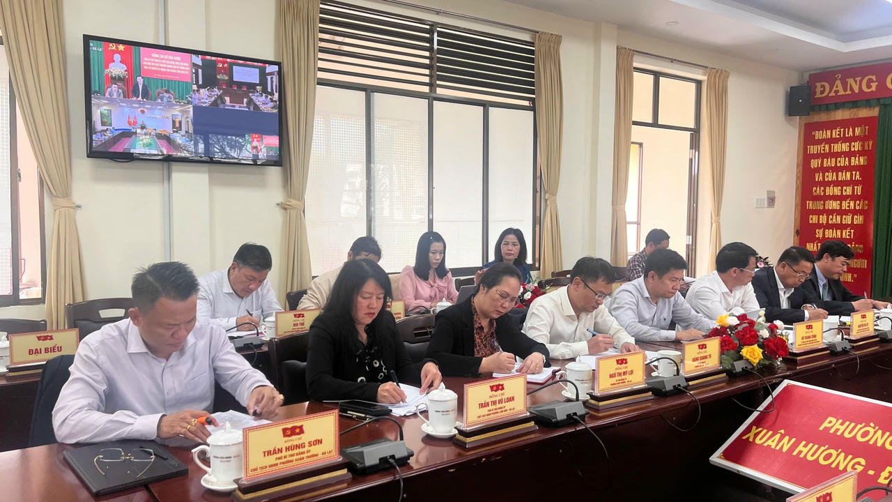 Lãnh đạo các phường trung tâm ở Lâm Đồng tham dự buổi làm việc.