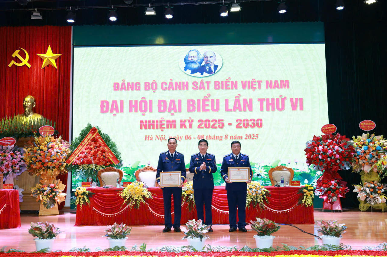 Trung tướng Bùi Quốc Oai, Chính ủy Cảnh sát biển Việt Nam trao tặng Bằng khen cho Bộ Tư lệnh Vùng Cảnh sát biển 4 tại Đại hội Đại biểu Đảng bộ Cảnh sát biển Việt Nam lần thứ VI.