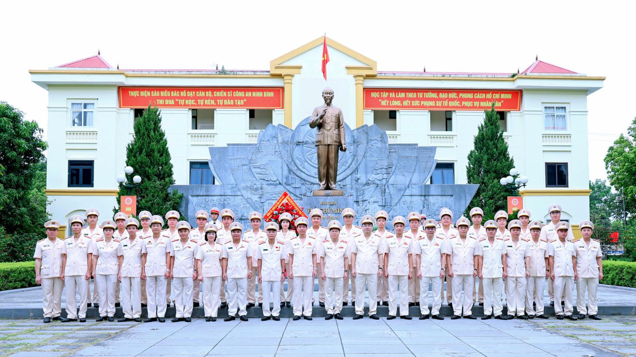  Đoàn đại biểu dự Đại hội Đảng bộ Công an tỉnh Ninh Bình lần thứ I, nhiệm kỳ 2025 - 2030 chụp ảnh lưu niệm tại tượng đài Chủ tịch Hồ Chí Minh trong khuôn viên Công an tỉnh (Ảnh: CANB)