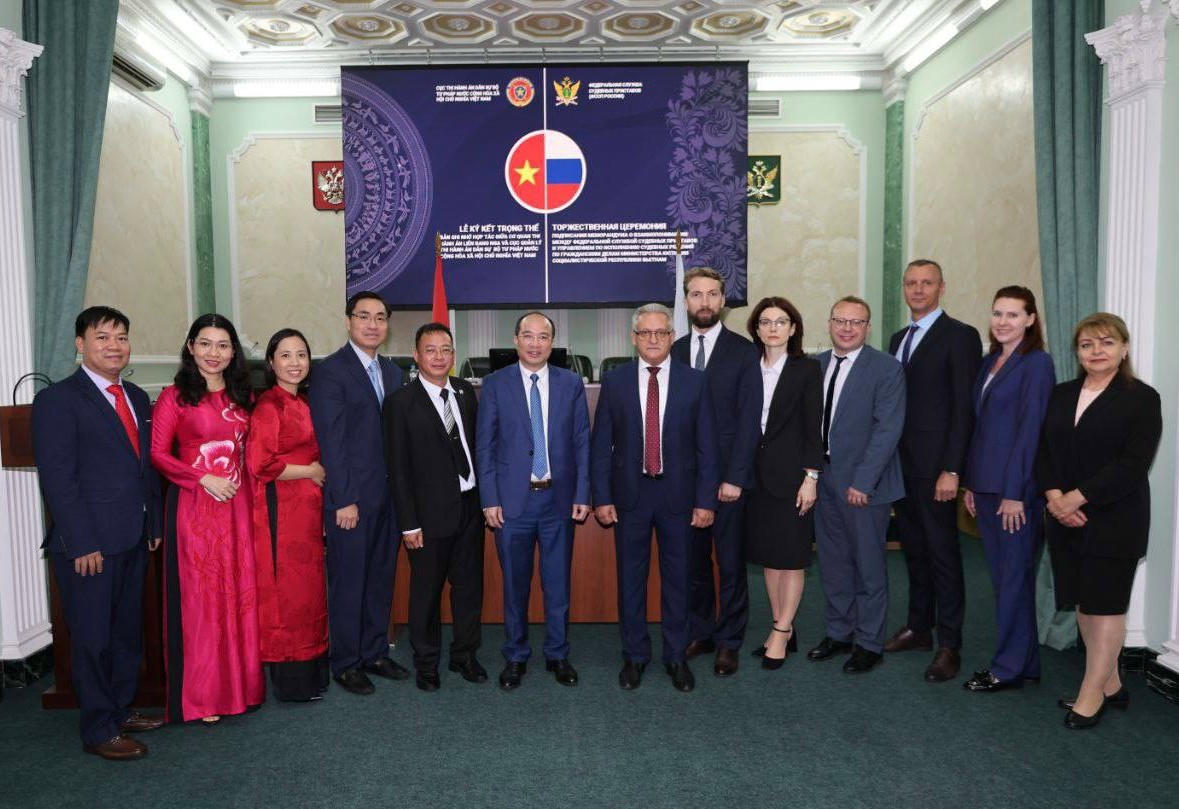 Các đại biểu chụp ảnh lưu niệm.