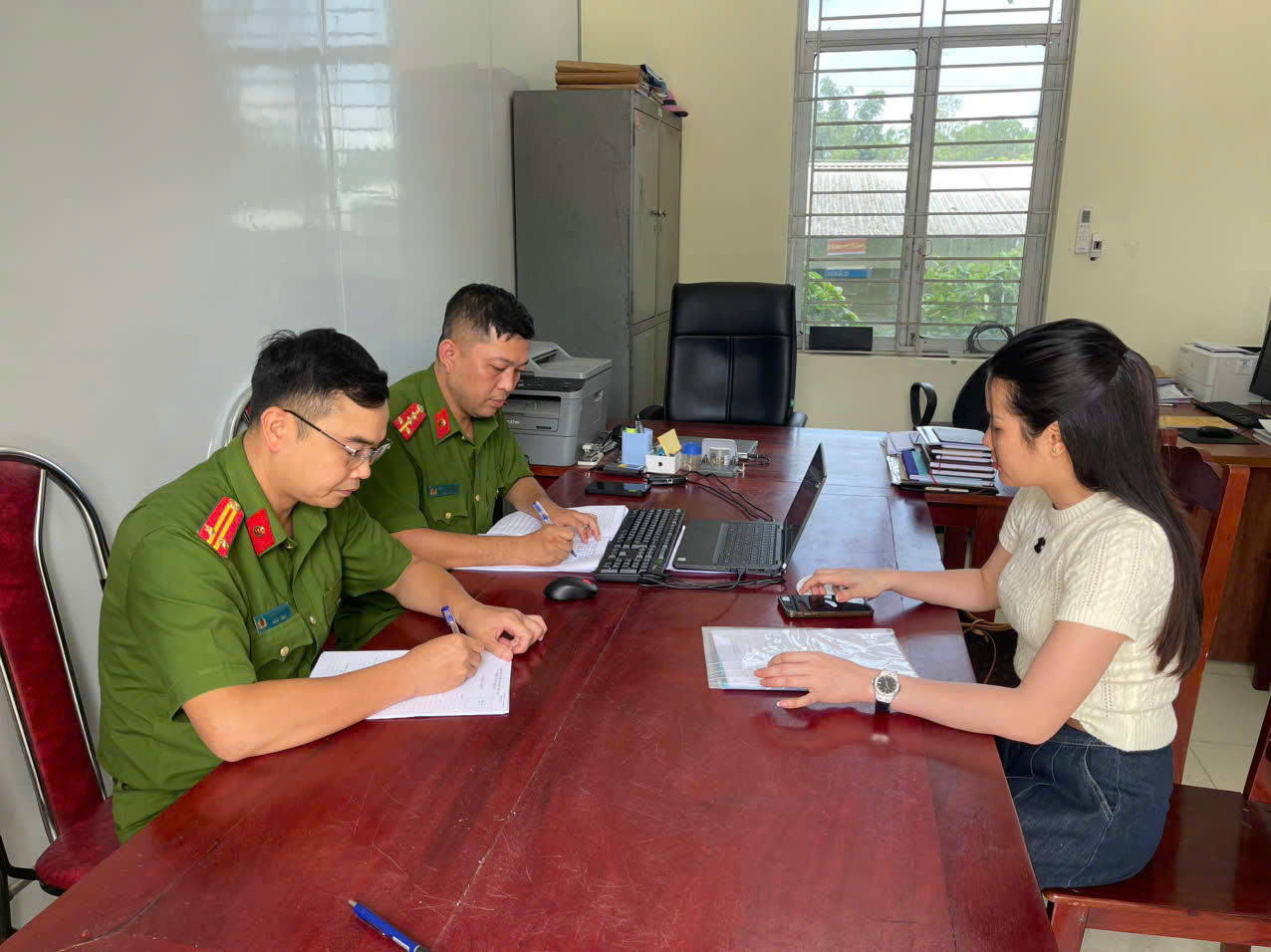 Cơ quan công an xã Phú Khê (tỉnh Phú Thọ) làm việc với chị Đỗ Thị Thuý Ngọc. Ảnh: CAPT