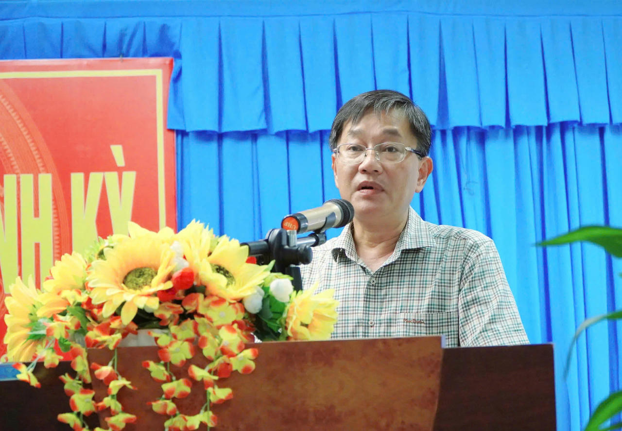 Ông Phan Hoàng Vũ, Phó Chánh văn phòng UBND tỉnh An Giang phát biểu tại cuộc họp.