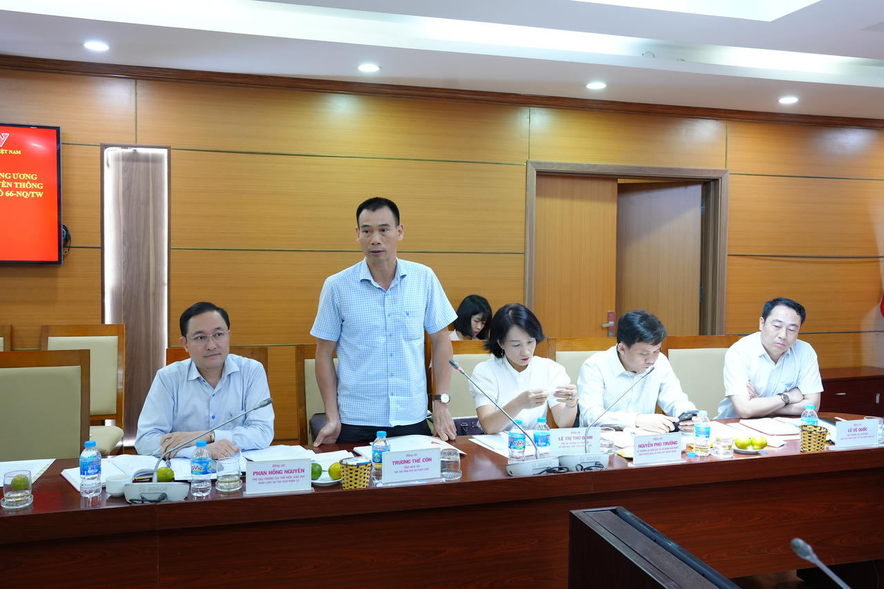 Ông Trương Thế Côn, Tổng biên tập Tạp chí Dân chủ và Pháp luật