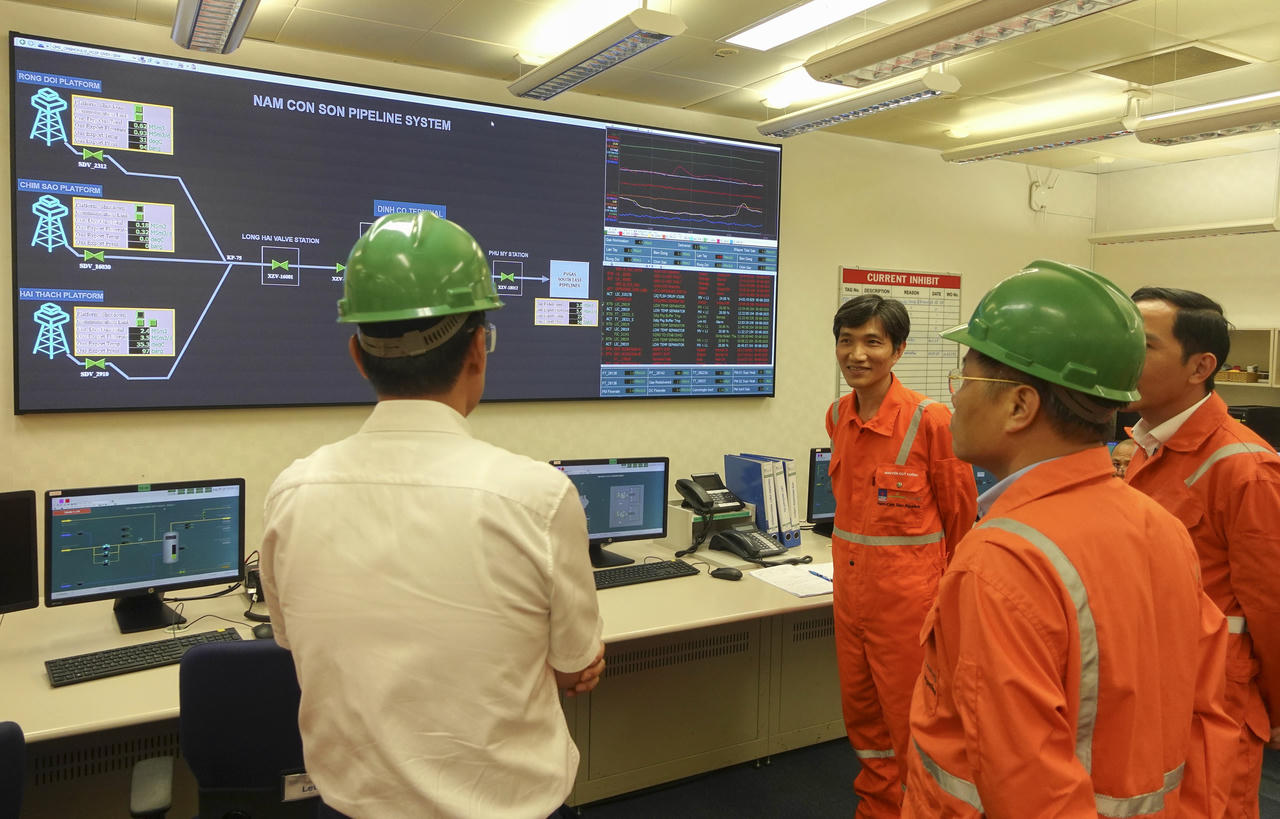 Lãnh đạo PV GAS làm việc với các kỹ sư PV GAS NCSP tại phòng điều khiển Nhà máy xử lý Khí Nam Côn Sơn.