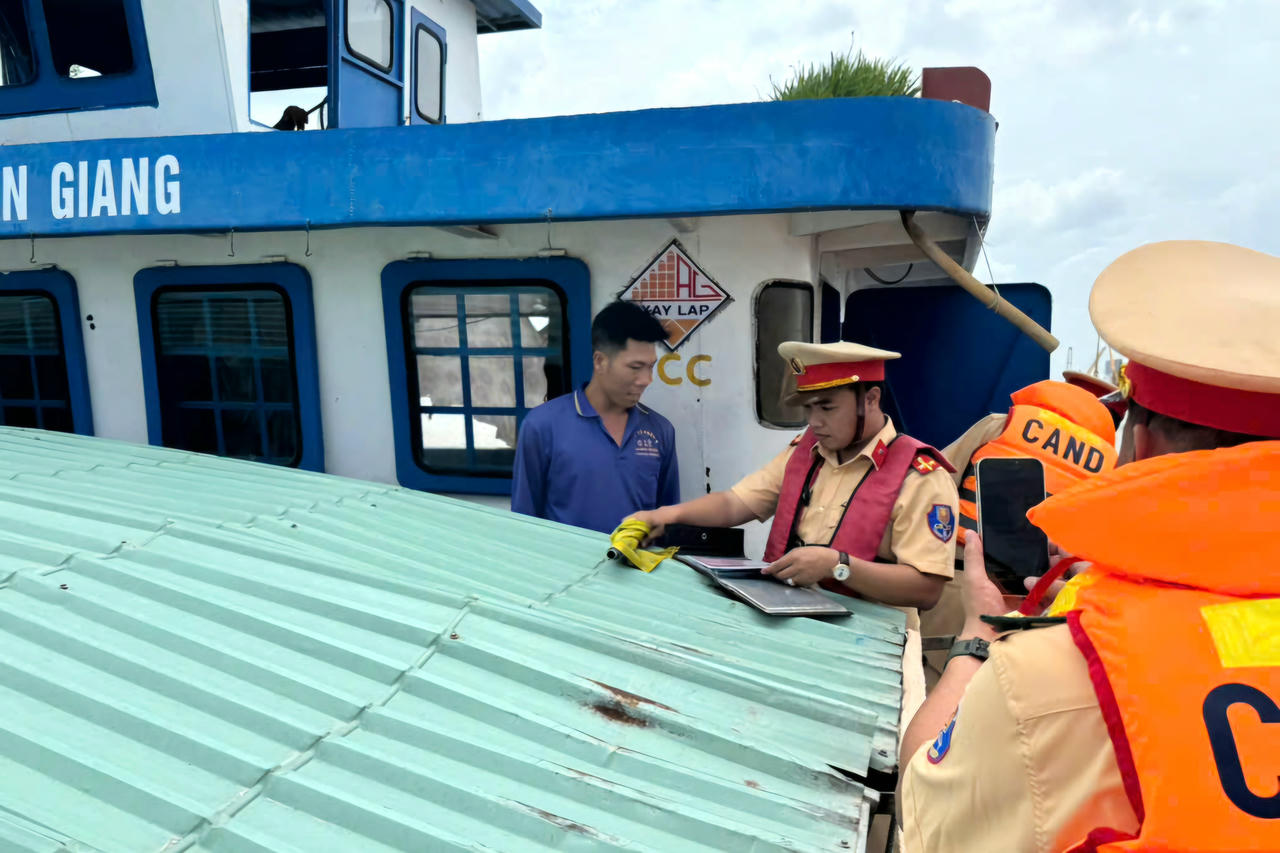 Bên cạnh công tác tuần tra kiểm soát, lực lượng CSGT đường thủy cũng đẩy mạnh tuyên truyền quy định pháp luật.
