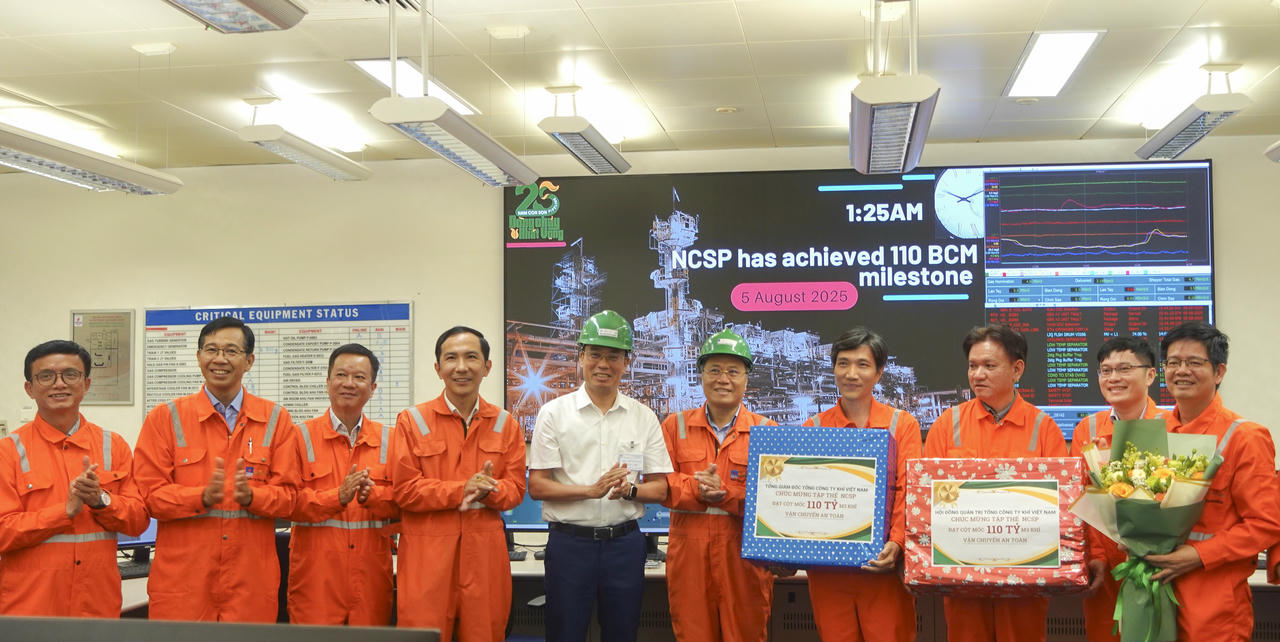 Lãnh đạo PV GAS tặng quà chúc mừng tập thể PV GAS NCSP đạt cột mốc vận chuyển an toàn 110 tỷ m3 khí.