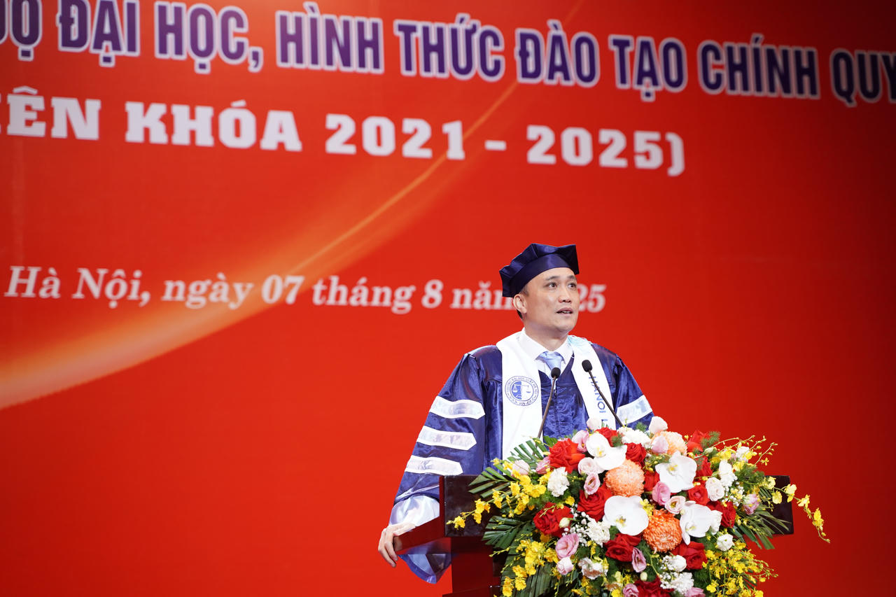 PGS.TS Tô Văn Hoà mong muốn các em sinh viên hãy lan toả văn hoá của trường, xứng đáng là đại sứ cho những giá trị mà nhà trường đã vun đắp.
