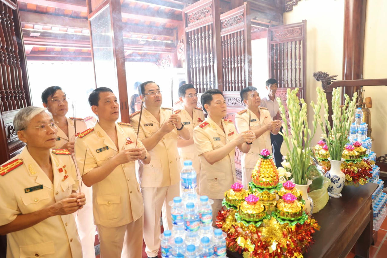 Thiếu tướng Nguyễn Hữu Mạnh - Giám đốc Công an tỉnh cùng đoàn đại biểu Đại hội Đảng bộ Công an tỉnh Ninh Bình lần thứ I, nhiệm kỳ 2025 - 2030 dâng hoa, dâng hương tưởng niệm, tri ân Đại tướng Trần Đại Quang - cố Chủ tịch nước CHXHCN Việt Nam, cố Bộ trưởng Bộ Công an (Ảnh: CANB)