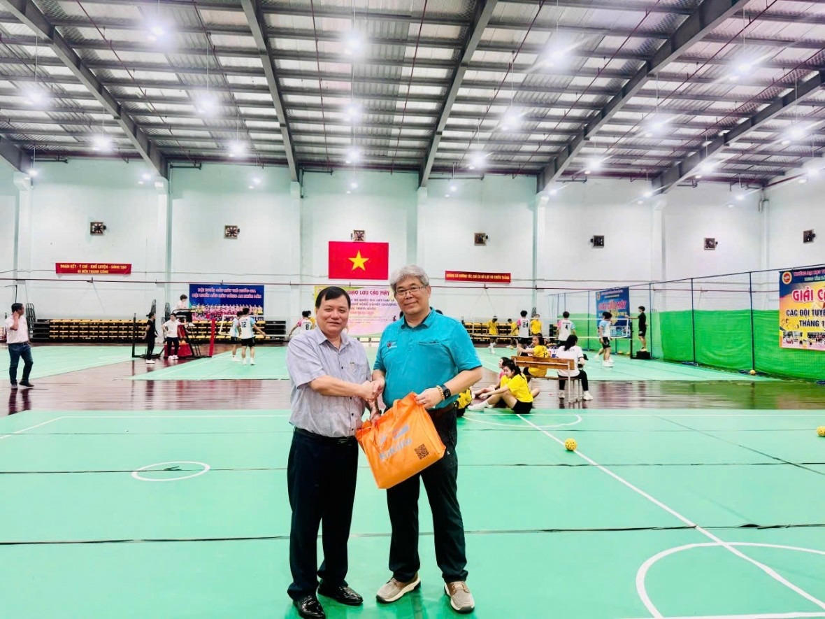 Ông Nguyễn Văn Hiều - Phó chủ tịch thường trực Liên đoàn Cầu mây Việt Nam (bên trái) chụp ảnh lưu niệm cùng với ông Lâm Hồng Nguyên, Hiệu trưởng Trường Trung cấp nghề Nông nghiệp Chiatung (bên phải).
