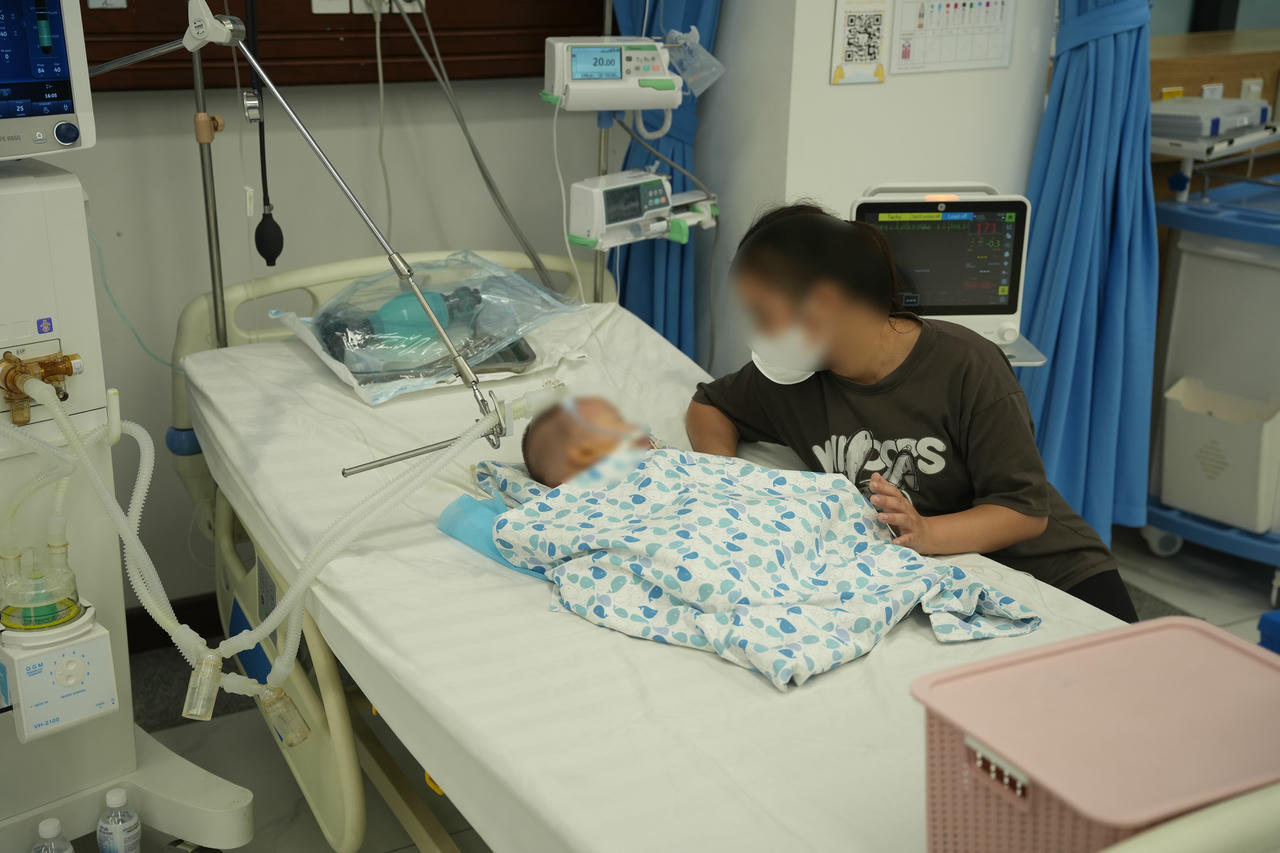 Uống phải tinh dầu đuổi muỗi 1 bé trai suy hô hấp nguy kịch