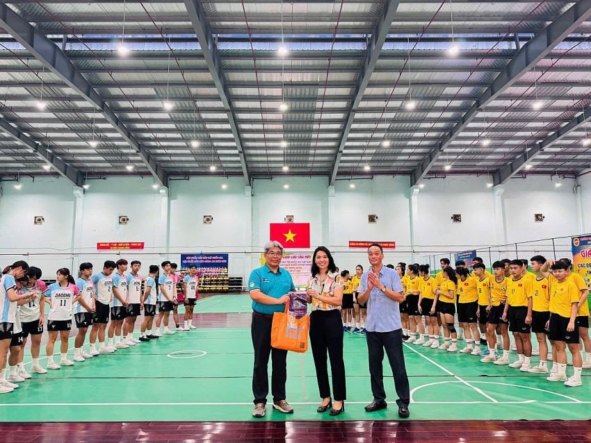Ông Lâm Hồng Nguyên, Ts. Nguyễn Như Quỳnh, Ông Lê Thanh Sơn chụp hình lưu niệm.

