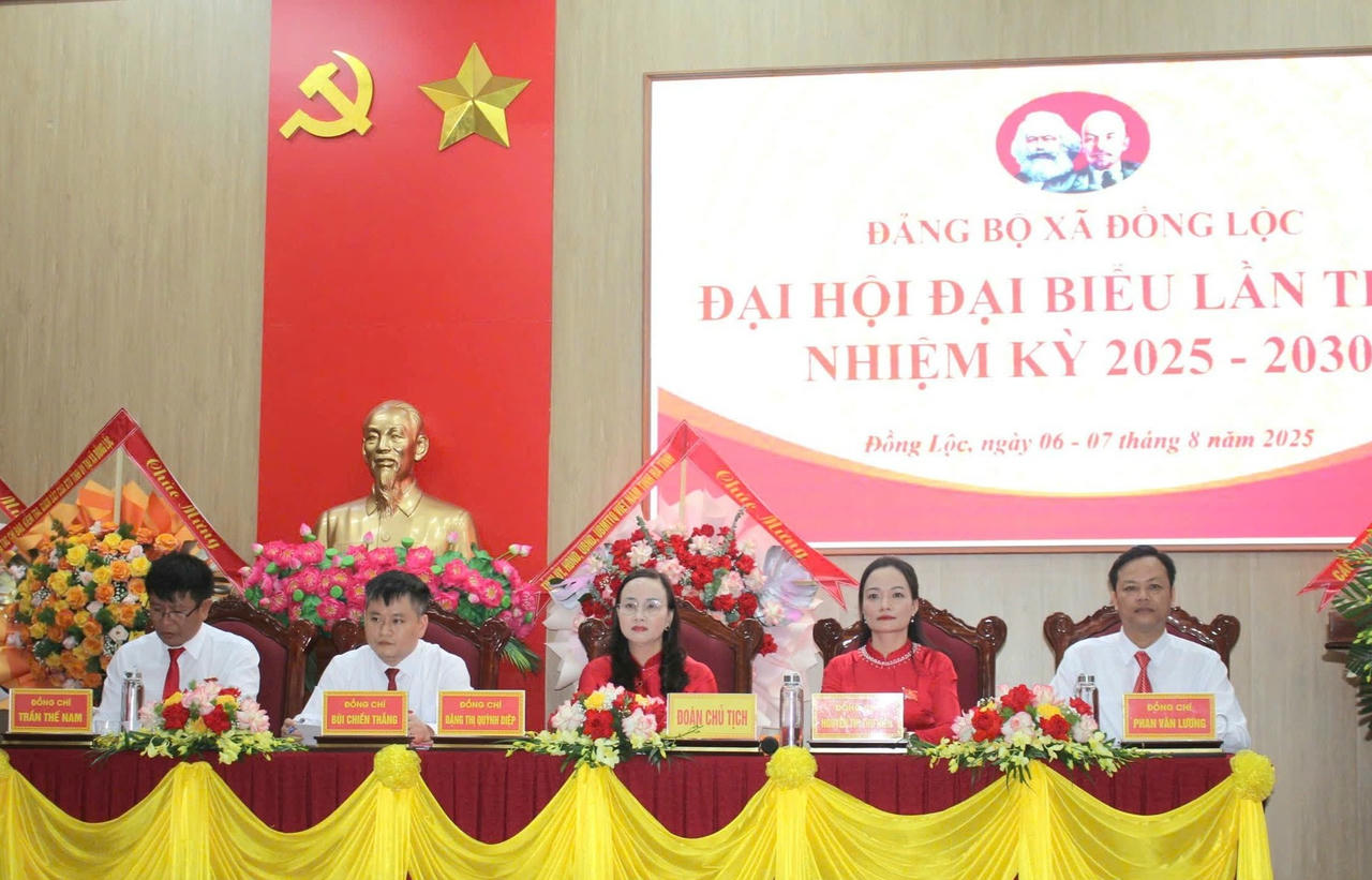Đoàn Chủ tịch điều hành Đại hội.