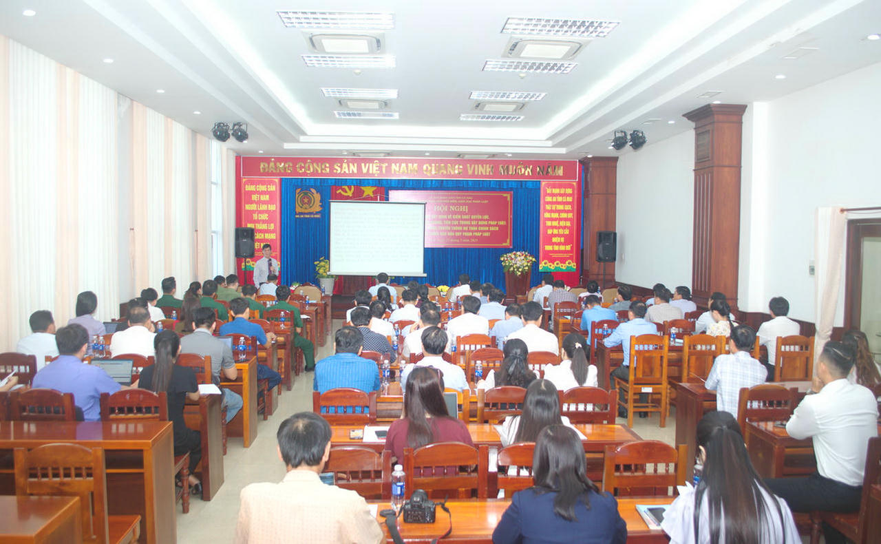 Thời gian qua, Sở Tư pháp tỉnh Cà Mau đã chủ trì tổ chức nhiều lớp tập huấn nghiệp vụ. Đồng thời, phối hợp chặt chẽ với các sở, ngành, địa phương trong xây dựng, soạn thảo, tham mưu ban hành văn bản quy phạm pháp luật.