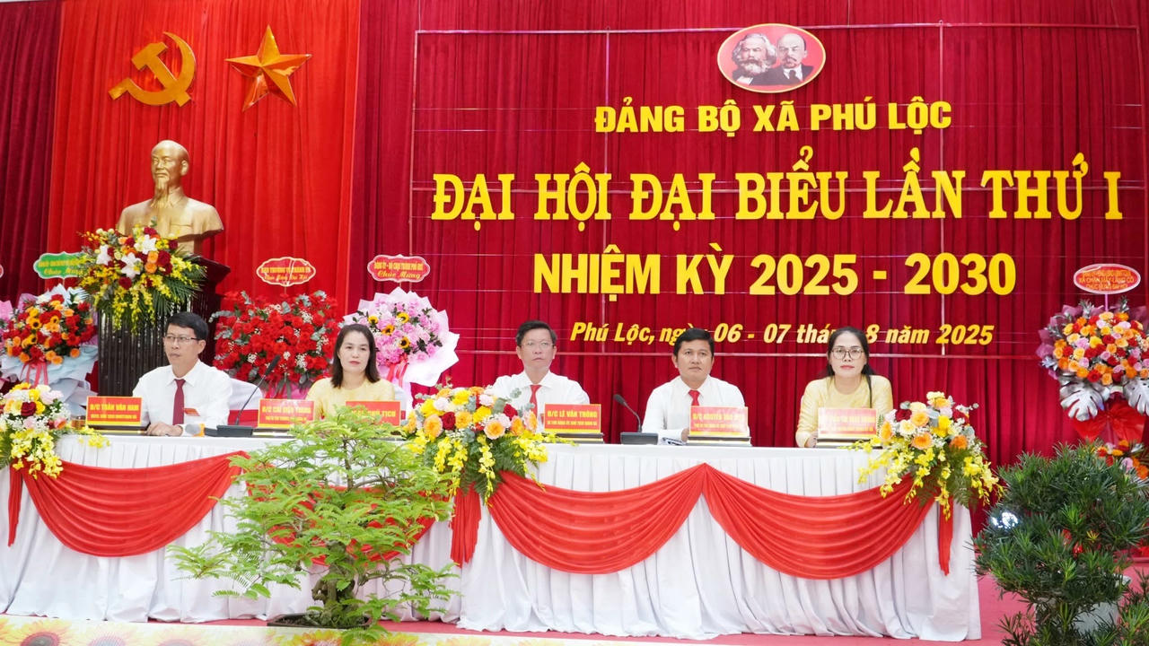 Đoàn Chủ tịch điều hành Đại hội.