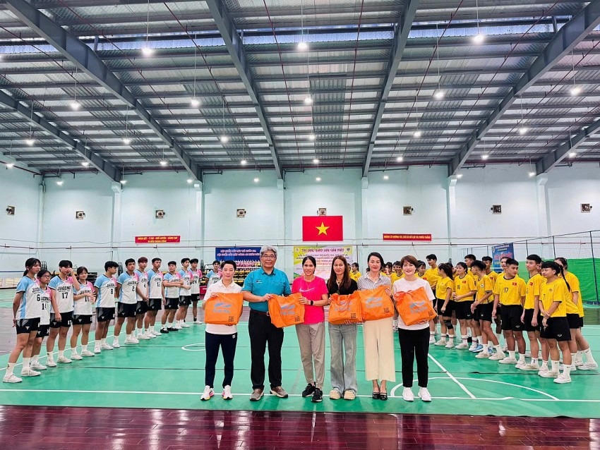 Ông Lâm Hồng Nguyên chụp lưu niệm cùng Ban Huấn luyện đội tuyển Cầu mây Việt Nam.
