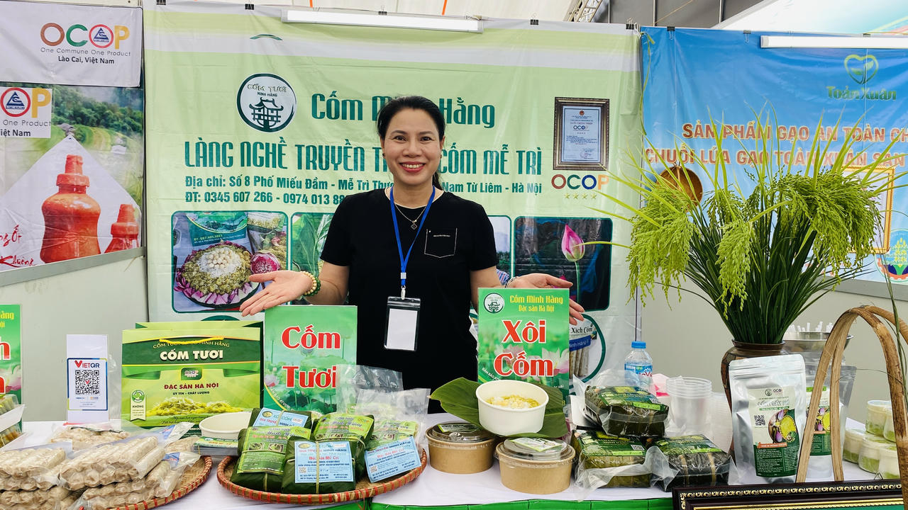 Ngoài việc khai thác tệp khách hàng từ những kênh phân phối truyền thông, chị Hằng cũng đẩy mạnh trên các kênh bán online khác...
