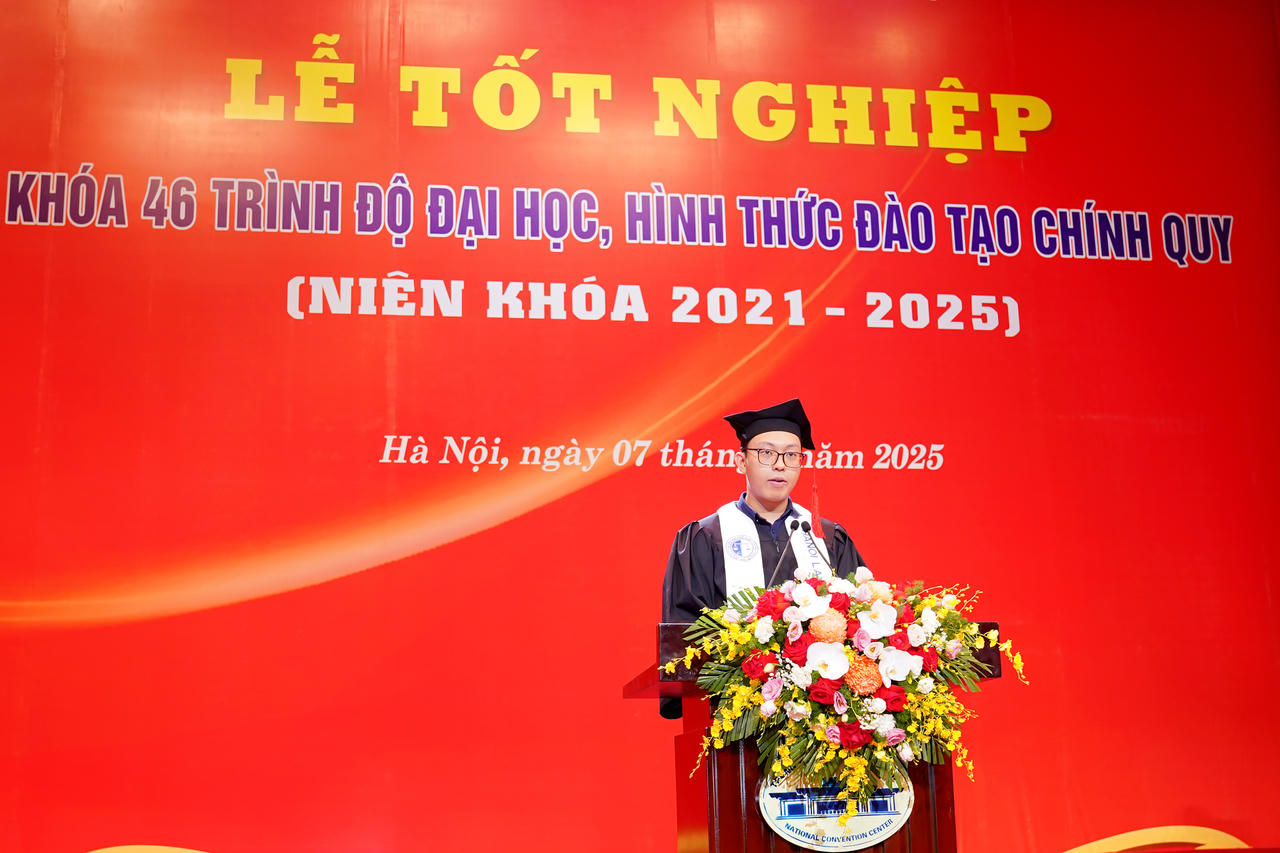 Em Nguyễn Quốc Anh, sinh viên khoa pháp luật hành chính – nhà nước đã chia sẻ cảm xúc cũng như gửi lời tri ân tới thầy cô và gia đình.