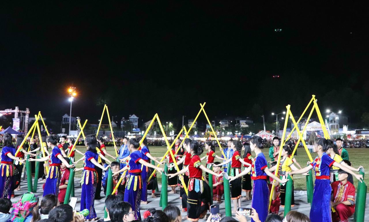 Du khách được hòa mình vào không gian văn hóa đặc trưng với chợ đêm, các môn thể thao dân tộc...