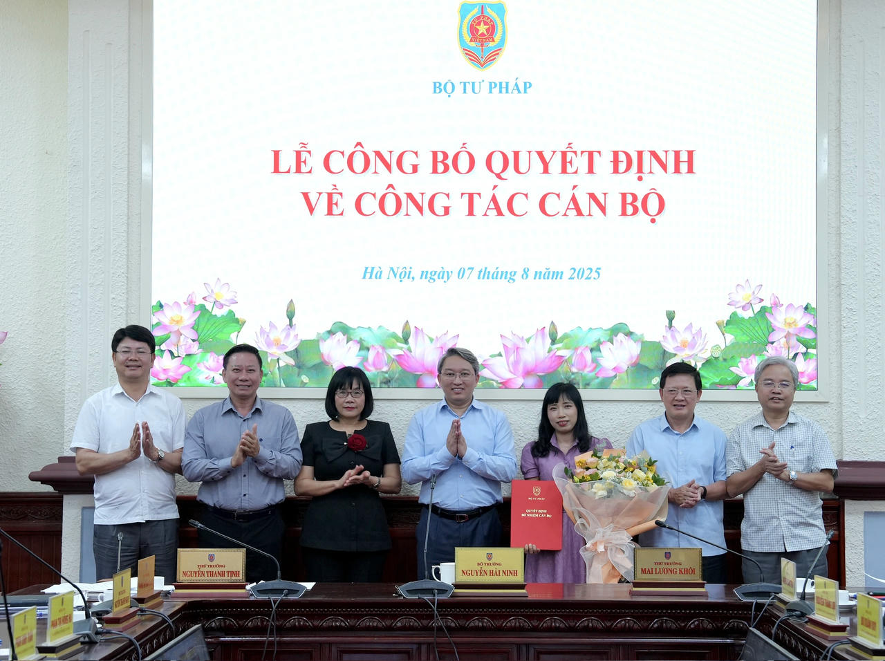 Ban cán sự Đảng, Lãnh đạo Bộ chúc mừng đồng chí Nguyễn Thị Thanh.