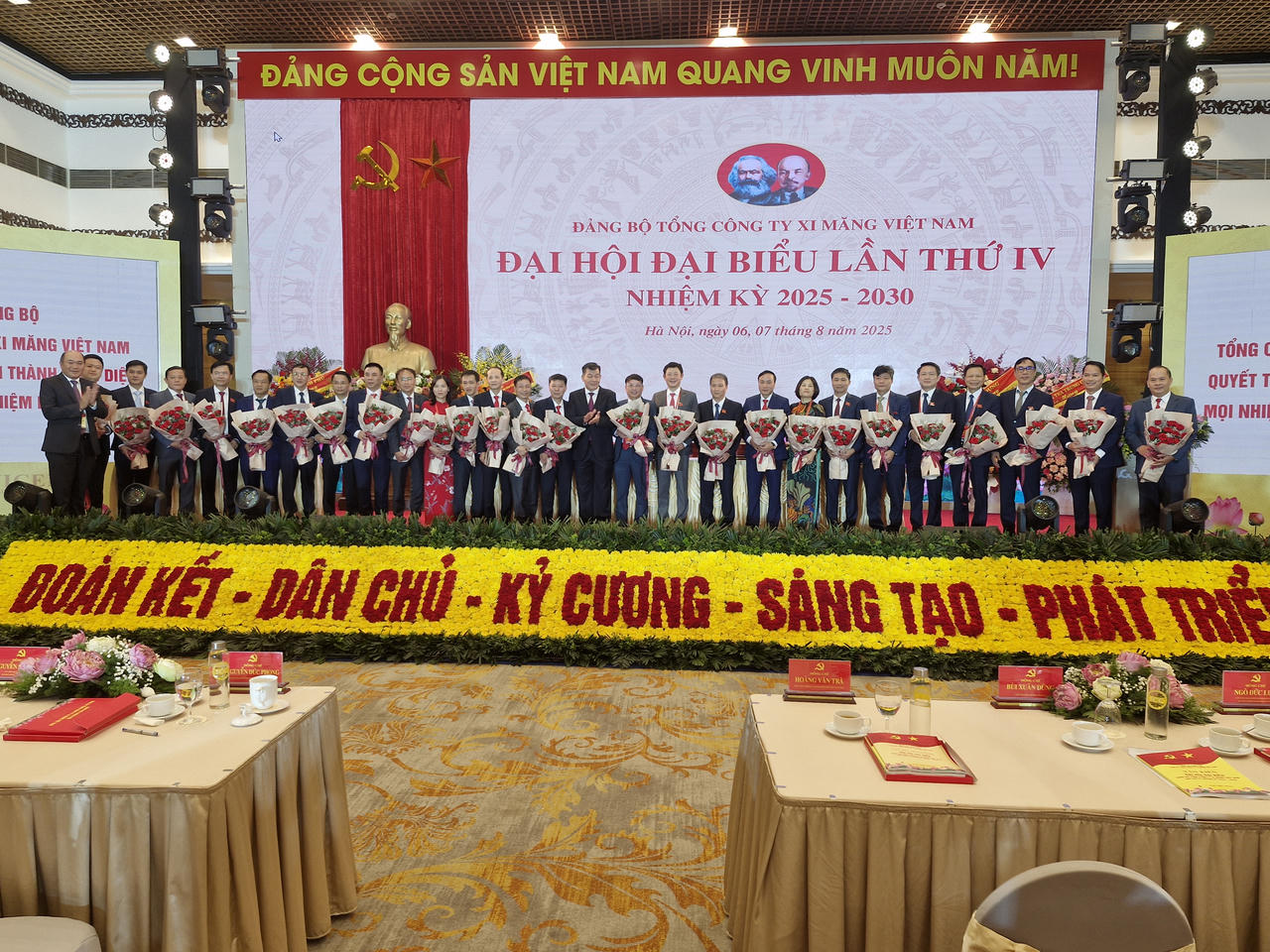 Ban Chấp hành Đảng bộ VICEM nhiệm kỳ 2025 - 2030 ra mắt Đại hội