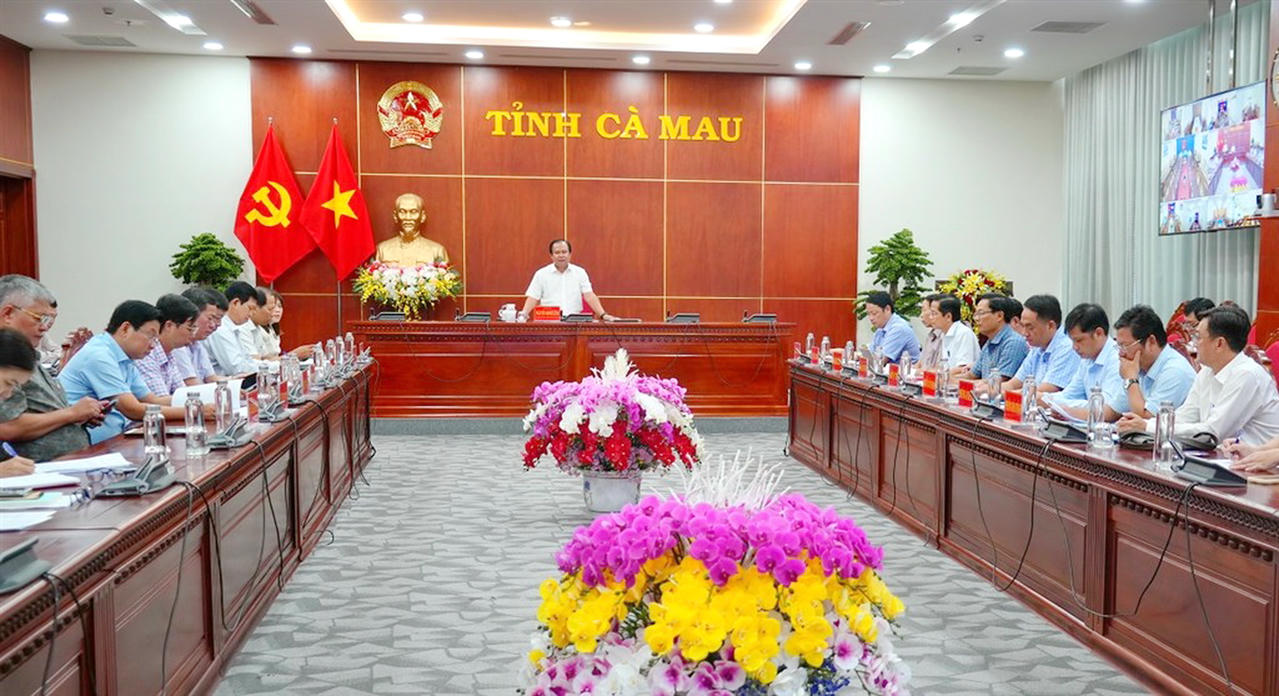 Ông Nguyễn Minh Luân - Phó Chủ tịch UBND tỉnh Cà Mau, phát biểu tại cuộc họp trực tiếp kết hợp trực tuyến với các xã, phường (Ảnh: Bích Ngọc).